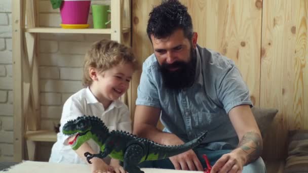 Caucásico niño hijo jugando y aprendiendo en playschool con padre. — Vídeo de stock