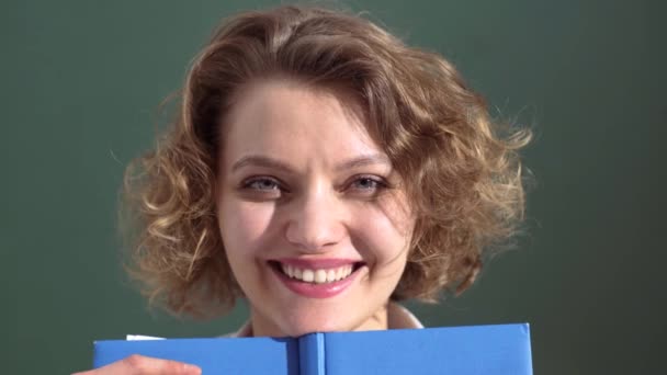 Close up portrait of the smiling businesswoman with notebook. — Stock Video