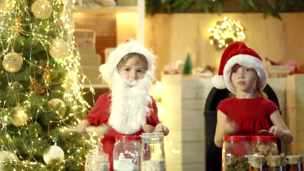 Enfants excités à tambour avec des émotions drôles. Fête de Noël du Nouvel An. Activités amusantes de Noël. Loisirs et jeux. Drôle d'enfant de Noël. Des gamins fous batteurs. Surprise enfants avec tambour. — Video