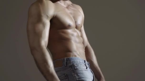 Homme sexy au corps musclé et au torse nu. Hommes musclés abdomen, poitrine, hommes abdos, six pack. — Video