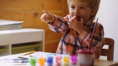 Çocuk Yaratıcılık Eğitim Konsepti, Çocuk Öğrenme Sanatı. Anaokulu çocuğu kreşte renkli boyalarla eğleniyor. Yaratıcı çocuk evde resim çiziyor. Çocuklar anaokulunda oynarlar..