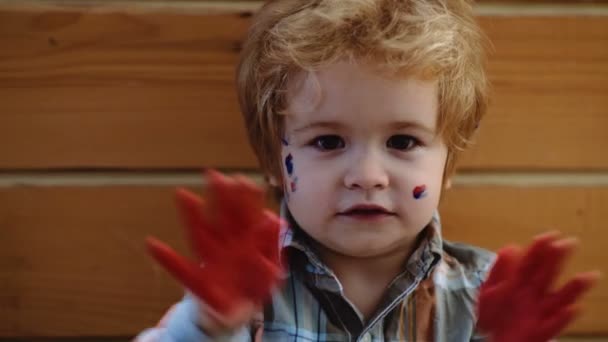Roztomilé dětské zbarvení. Roztomilé dítě ukazuje ruce namalované jasnými barvami. Ručně barevné barvy. Vzdělávání, škola, umění a malířství. — Stock video