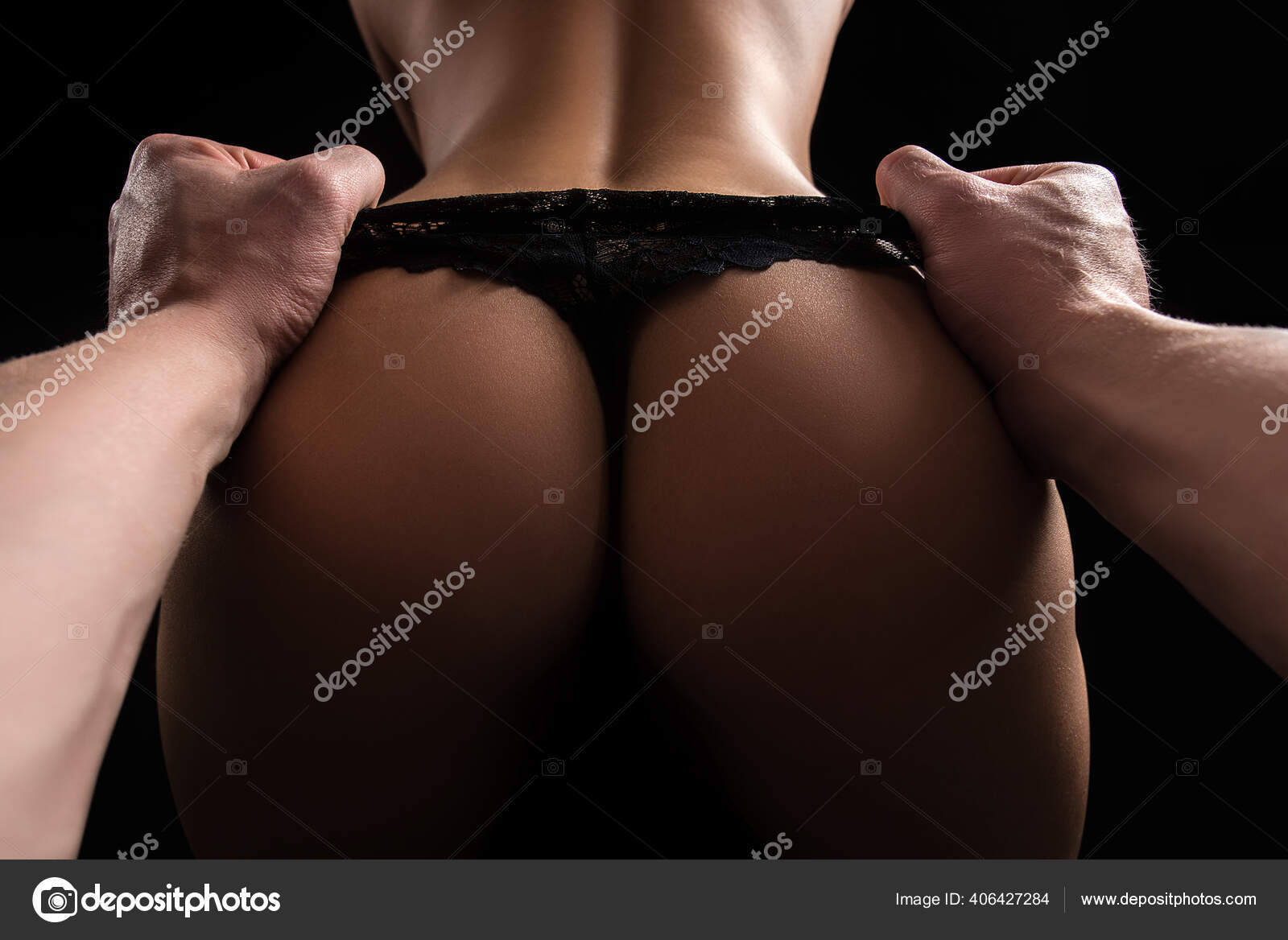 Sinnliche Frau zieht ihr Höschen auf schwarzem Hintergrund aus. Sexy nackte  Mädchen mit Höschen nach unten. Verführerische Spitzenunterwäsche, nackter  Körper, romantisches Sex-Date. – Stockfoto © Tverdohlib.com 406427284