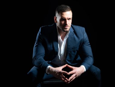 Modern iş adamı. Siyahlar içinde kendine güvenen genç gay..