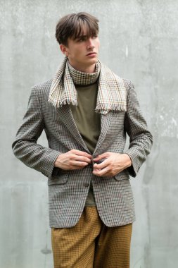 Yakışıklı bir adamın moda tarzı portresi. Modaya uygun bir adam. Gelişigüzel şehir tarzı.