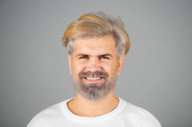 Sakallı adam. Olumlu insan yüz ifadeleri ve duyguları.