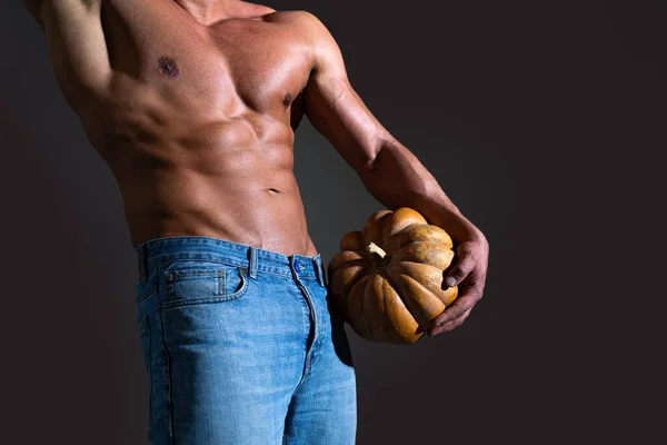 Il tizio di Halloween tiene la zucca. Muscoloso uomo nudo. — Foto Stock