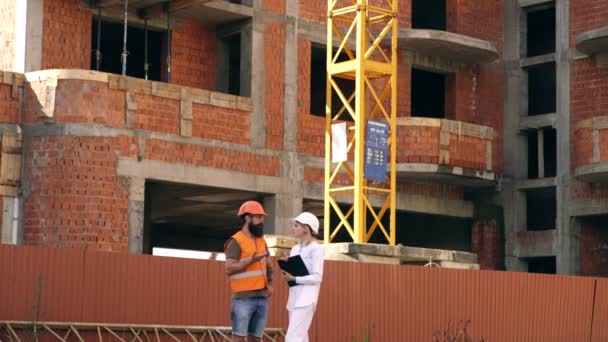 Engenheiro e empresário reunião de discussão de equipe com a construção no local de trabalho. — Vídeo de Stock