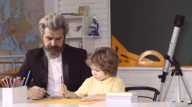 Baba ve oğlu ilkokulda. Öğrenci Eğitimi.