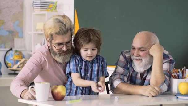 Abuelo, padre, hijo jugando adentro. Juegos educativos. Niños de escuela privada. Números de aprendizaje del niño escolar. — Vídeo de stock