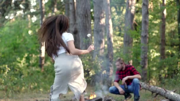 Danse amusante, danse folle. Couple amoureux profiter de détente ensemble dans la forêt. forêt de vacances d'été. Heureux jeune couple ayant pique-nique. — Video