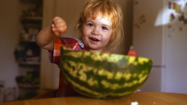 Zabawny dzieciak jedzący arbuza. Dziecko, dziecko, zdrowe jedzenie. Małe dziecko je arbuza. Dziecko je arbuza. — Wideo stockowe