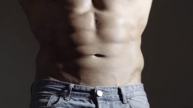 Çıplak adam. Karın kasları, göğüs kasları, karın kasları, altılı bira. Kaslı vücudu ve çıplak gövdesi olan seksi bir adam..