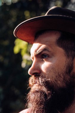 Kovboy şapkalı adamın yarı boy portresini kapat..