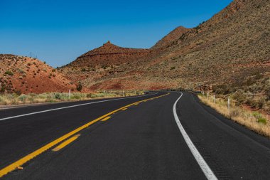 Güneşli yaz gününde asfalt yolda. Highway, Arizona, ABD.