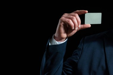 Elinde bir kredi kartı var..