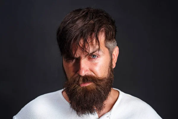 Bello uomo barbuto in t-shirt bianca con capelli eleganti su nero. Ragazzo con barba e acconciatura moderna in studio. — Foto Stock