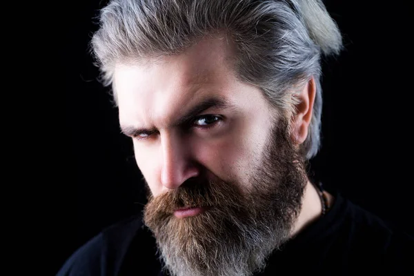 Portrait rapproché d'un homme séduisant à longue barbe. — Photo