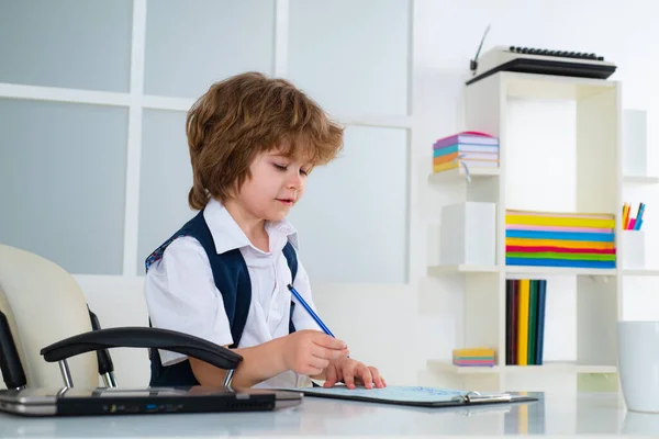 Een kleine jongen die overdag op kantoor werkt. Kinderbaas, familiebedrijf. Grappige kinderen. — Stockfoto