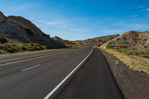 Carretera. Paisaje con carretera de asfalto por la noche en verano. — Foto de Stock