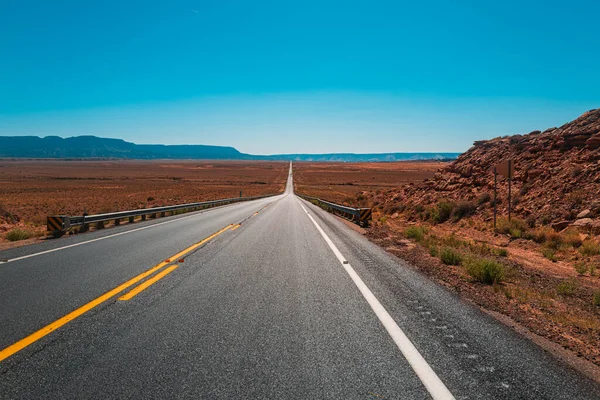 Strada asfaltata rurale tra i campi nella stagione estiva. — Foto Stock