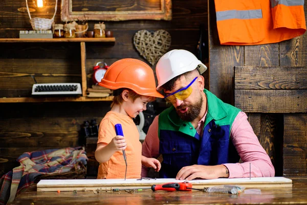 Vader en zoon nemen actief deel aan het handgemaakte proces. Begrip voorschools onderwijs. — Stockfoto