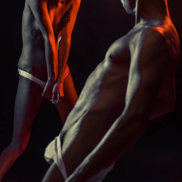 Neoblečený zamilovaný pár se vášnivě objímal. Sexy svádění. Nahé tělo, nahé tělo. Romantická něha. Erotický koncept lidí. — Stock fotografie
