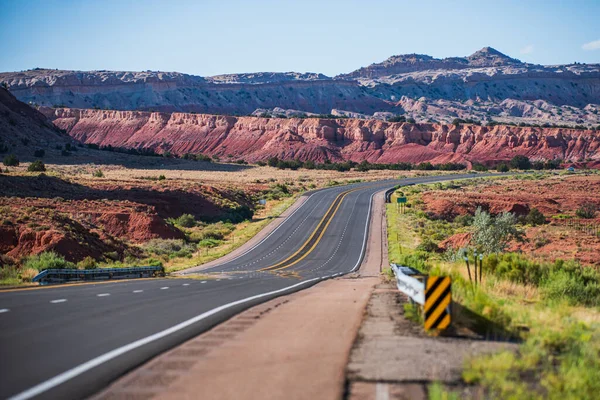 Camino de asfalto en Estados Unidos. Carretera en vacaciones de viaje. —  Fotos de Stock