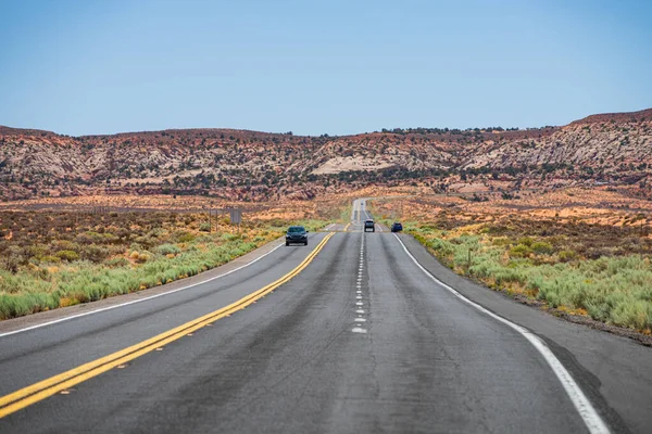 Asfaltová cesta v USA. Prázdná asfaltová dálnice a modrá obloha. Long Desert Highway California. — Stock fotografie