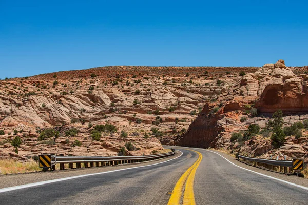 Long Desert Highway Kalifornien. Weg gegen die hohen Felsen. Hügelige Landstraße. — Stockfoto