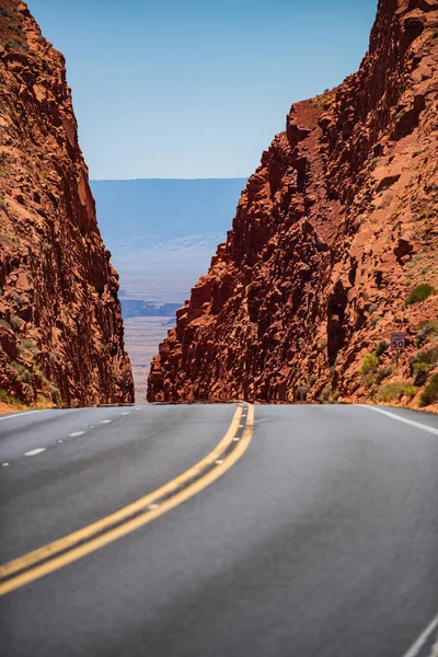 Prázdná malebná dálnice v Arizoně, USA. Cesta v horách. Dlouhá rovná cesta vedoucí ke skalnaté hoře. — Stock fotografie