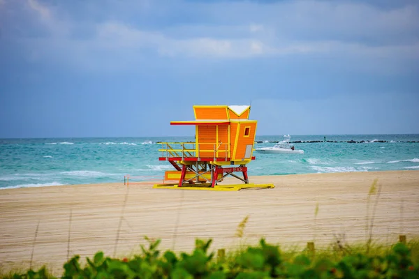 Miami Beach, Florida, USA amanecer y torre de guardia de vida. — Foto de Stock
