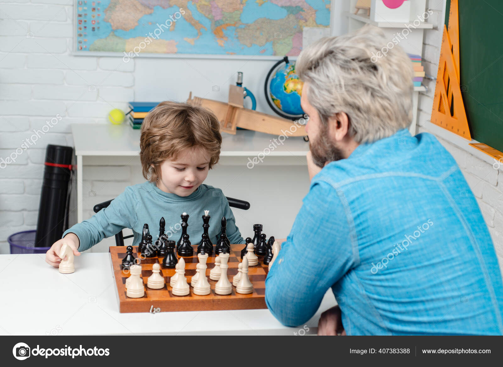 conceito de educação de xadrez online. menino sentado à mesa com