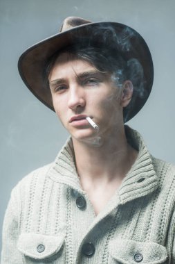 Hippi tarzı adam. Kovboy şapkalı adamın yakın portresi..