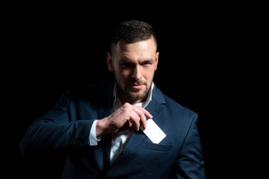 Kredi kartı olan bir iş adamı. Banka kartı kullanan bir iş adamı.