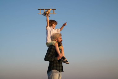 Çocuk ve baba oynuyor. Tatlı çocukluk. Çocuk pilot ve baba seyahat etmeyi hayal ediyor..