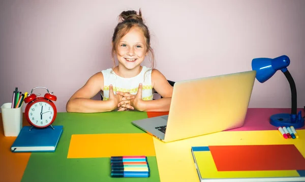 Bella ragazzina che studia. Lezioni di scuola online. — Foto Stock