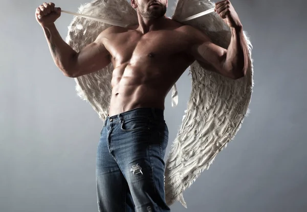 バレンタインデー。翼と裸の胴を持つ男. — ストック写真