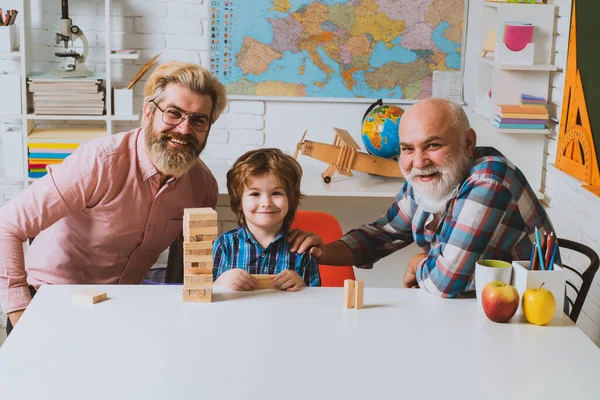 Happy multi generace rodina hraje Jenga společně doma. Den otců. Hry pro rodinu. — Stock fotografie