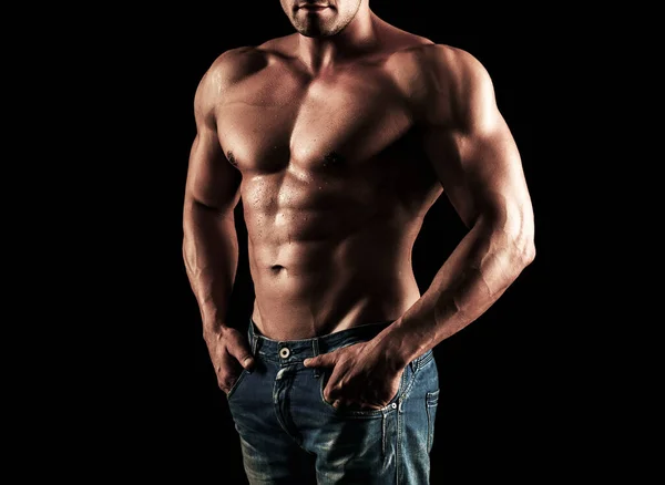 Mans健康。健美的家伙柔韧的肌肉。腹部肌肉，男性腹肌，六包. — 图库照片