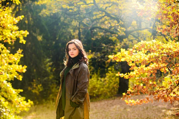 Tiener meisje buiten genieten van de natuur. Tiener poseren over gele bladeren achtergrond. — Stockfoto