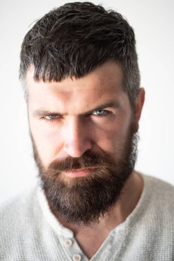 Kendine güvenen ciddi bir adamın portresi, ciddi ve izole görünüyor. Stüdyodaki hippi adam modelleri. İş adamı kendini ifade ederek düşünür. Yakışıklı erkek model, yakın çekim yüzü..