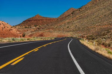 Arizona, ABD 'de boş manzaralı otoyol. Boş yolu olan panoramik ufuk çizgisi.
