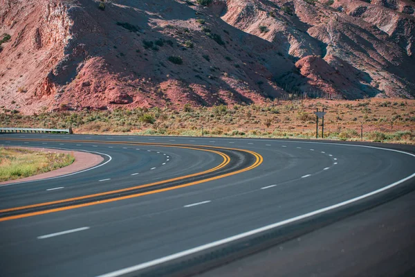 Autobahnstraße. Asphaltstraßenpanorama im Grünen an Sommertagen. — Stockfoto