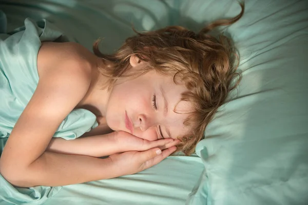Djup sömn barn, närbild porträtt av sovande barn. — Stockfoto