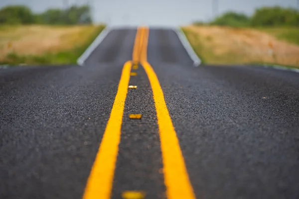 アメリカのアスファルト道路。アメリカ南西部の不毛の風景の中を走る高速道路の眺め. — ストック写真