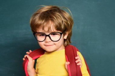 Okul çocukları. Çocuk tahtada öğreniyor. Sınıftaki şirin küçük anaokulu çocuğu..