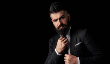 Papyon modası. Erkek stili. Klasik takım elbiseli, gömlekli ve kravatlı yakışıklı bir iş adamı..