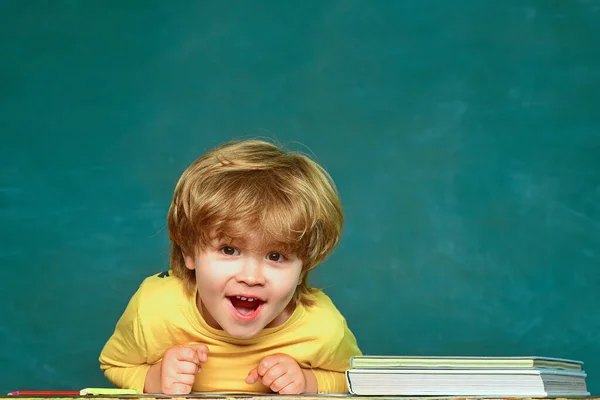 Gracioso niño en pizarra. De vuelta a la escuela. Copiar espacio. Niño pequeño preescolar en un aula. —  Fotos de Stock