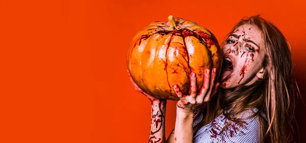 Halloween mujer joven sobre fondo rojo aislado. Chica sangrienta con calabaza. — Foto de Stock